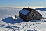 50 Seguendo grosso modo il sent. 101 passiamo alla Baita Caretondo (1869 m) 